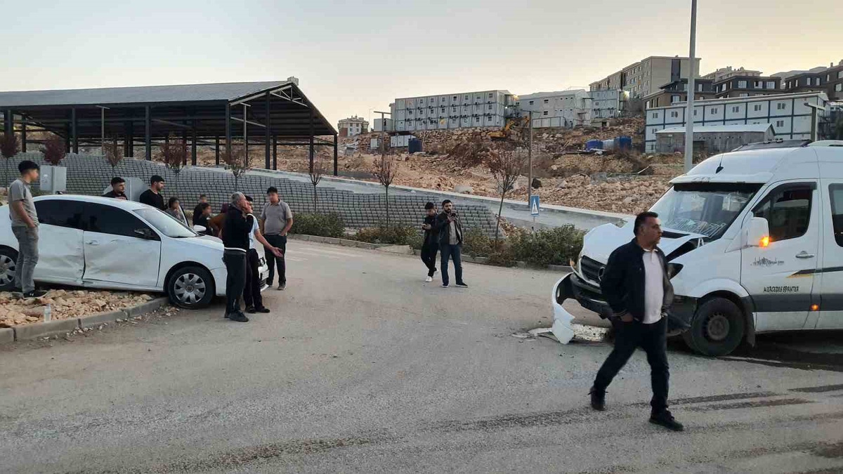 Adıyaman İndere\'de minibüs ile otomobil çarpıştı, kazada 4 kişi yaralandı