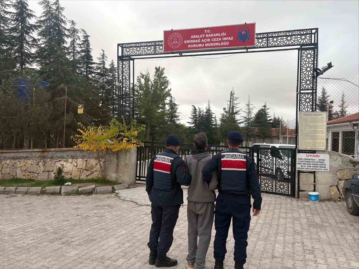 Afyonkarahisar\'da jandarma son haftaki denetimde 42 kişiyi yakaladı, 15\'i tutuklandı