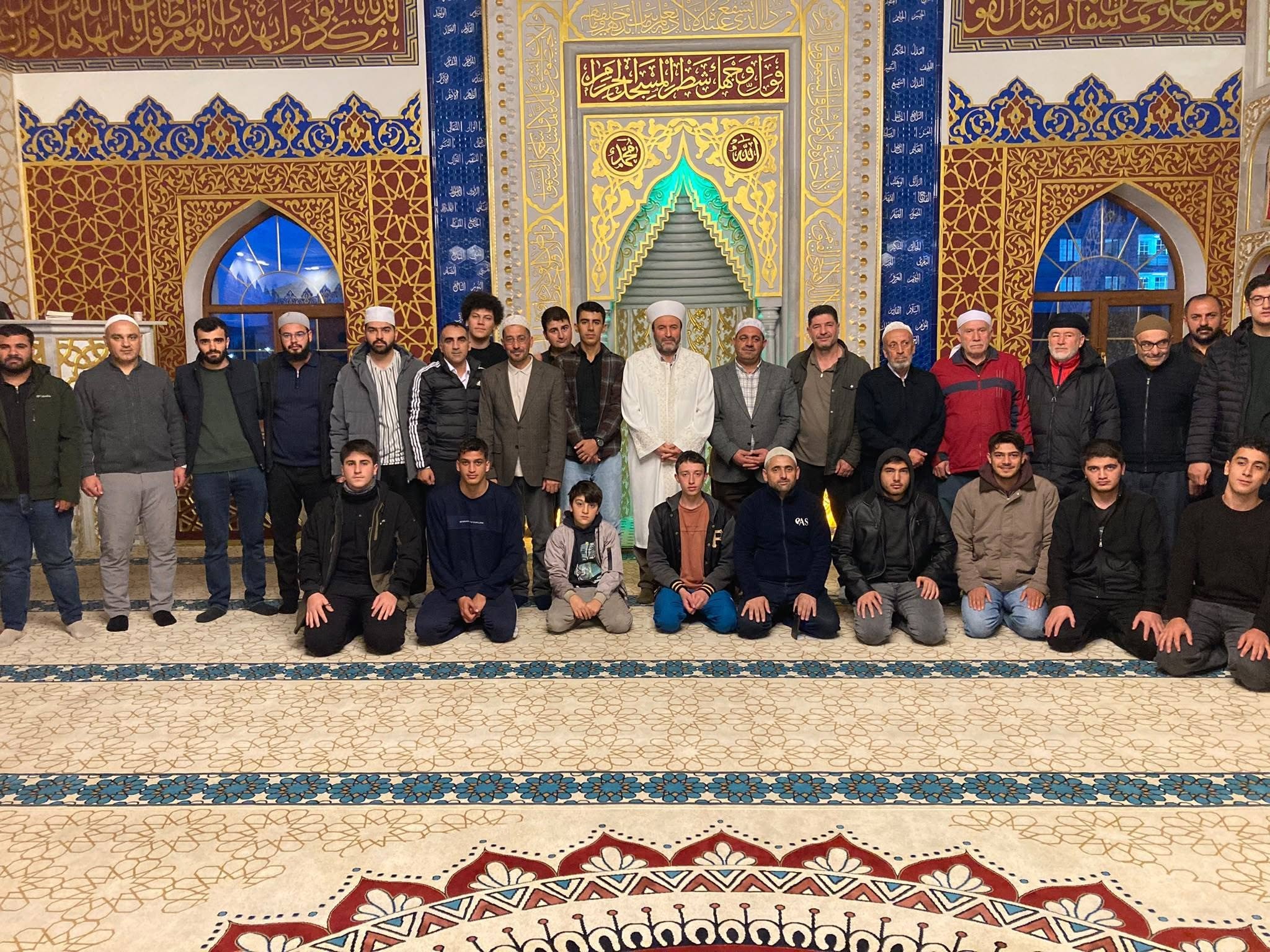 Ağrı'da gençler camide buluştu, sabah namazını İl Müftüsü İlhan kıldırdı