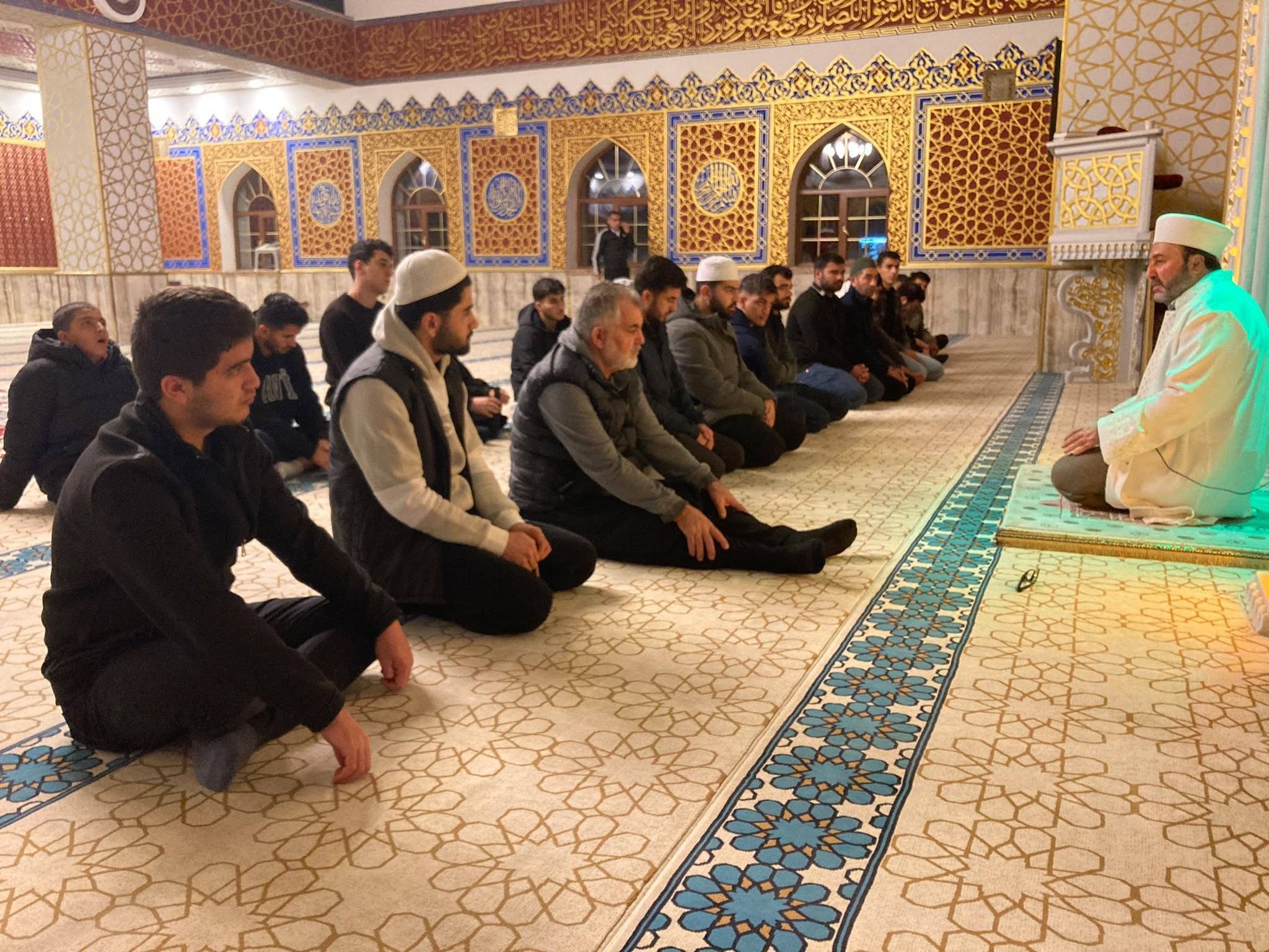 Ağrı'da gençler camide buluştu, sabah namazını İl Müftüsü İlhan kıldırdı