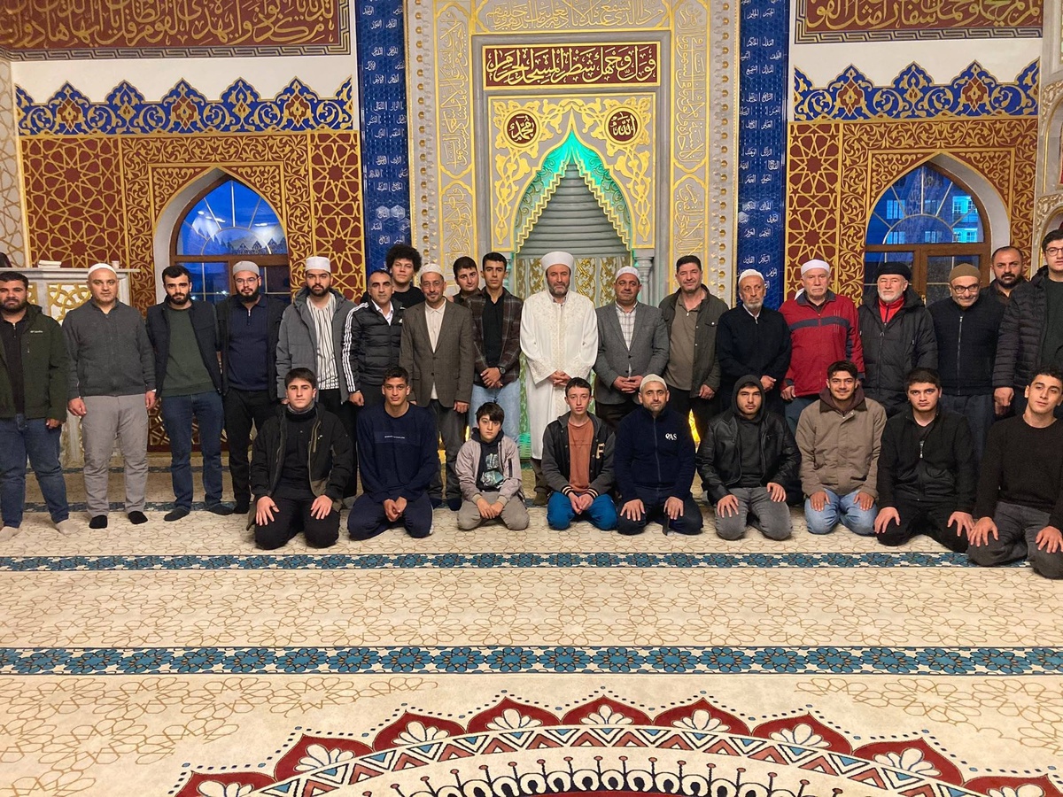 Ağrı\'da gençler camide buluştu, sabah namazını İl Müftüsü İlhan kıldırdı