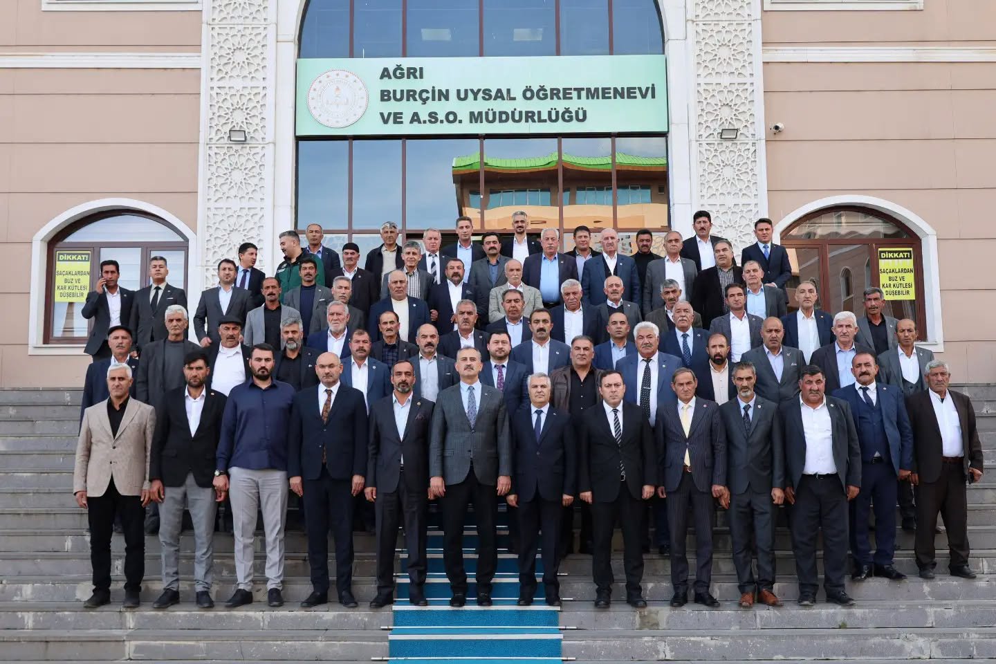 Ağrı Valisi Bozkurt, Muhtarlar Günü'nde muhtarların köprü görevini vurguladı