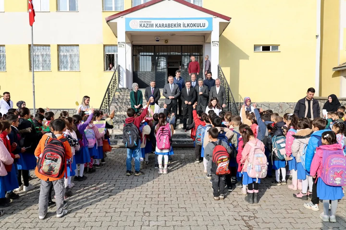 <a class='keyword-sd' href='/agri/' title='Ağrı'>Ağrı</a>'da <a class='keyword-sd' href='/kazim-karabekir/' title='Kazım Karabekir'>Kazım Karabekir</a> okulunda <a class='keyword-sd' href='/spor/' title='Son Dakika Spor, Son Dakika Spor Haberleri, Spor Son Dakika'>spor</a> sahaları ve oyun parkı öğrencilere sunuldu
