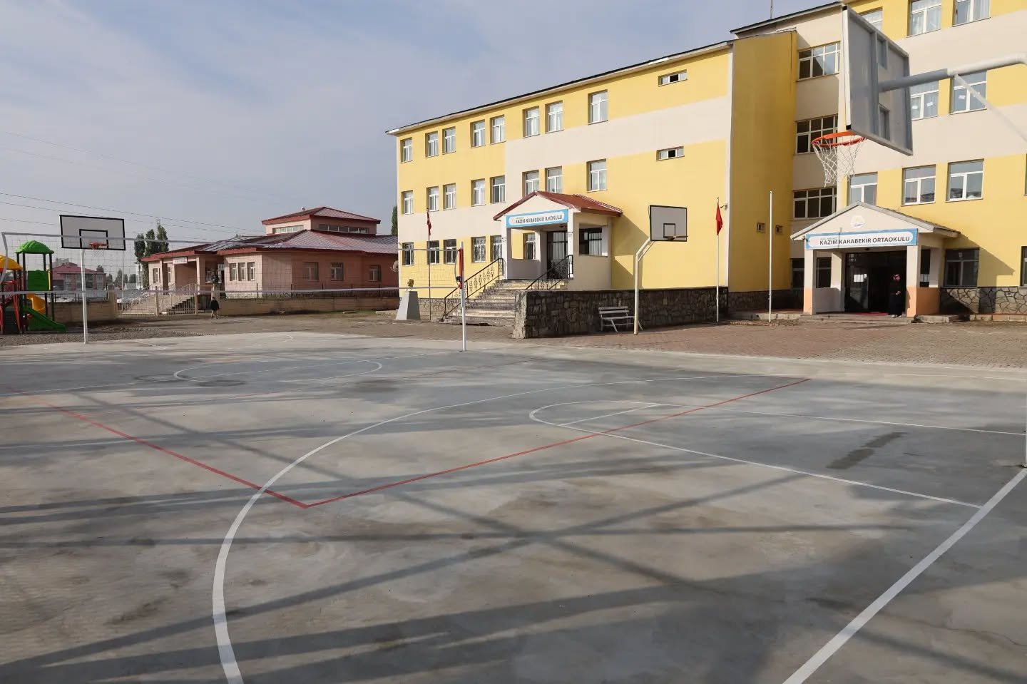 Ağrı'da Kazım Karabekir okulunda spor sahaları ve oyun parkı öğrencilere sunuldu