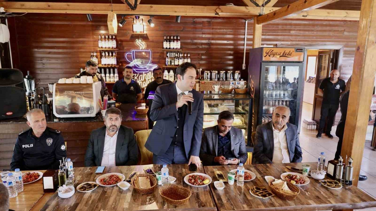 Akçadağ Belediye Başkanı Hasan Ulutaş, Muhtarlar Günü\'nde muhtarlarla buluştu