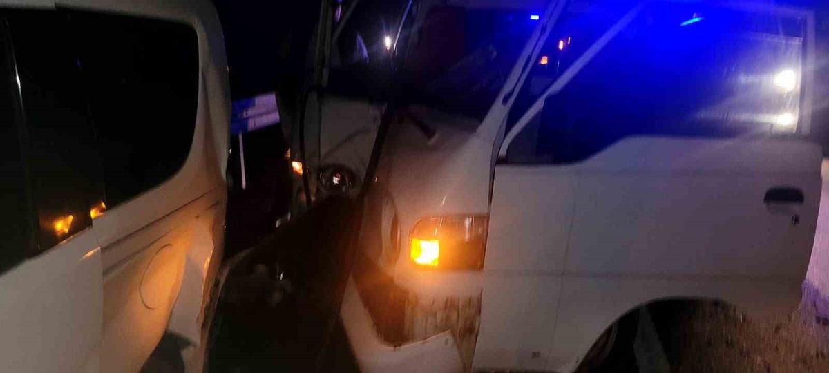 Alanya\'da yol kenarındaki otomobile çarpan kamyonetin sürücüsü yaralandı