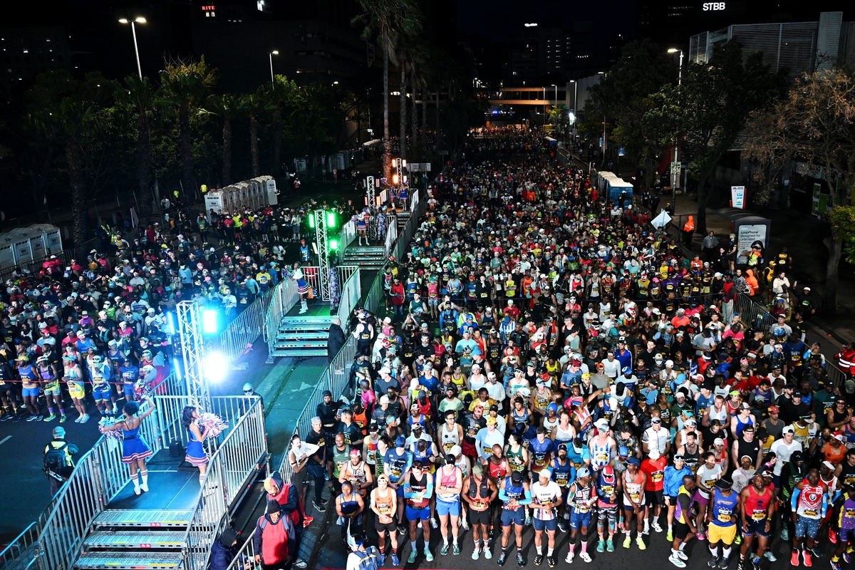Nelson Mandela Maratonu\'nun ilki Cape Town\'da yoğun ilgiyle düzenlendi