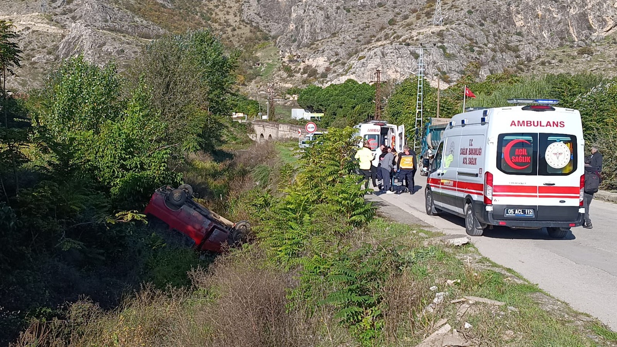 Amasya\'da kontrolden çıkan servis minibüsü dere yatağına uçtu, 9 kişi yaralandı