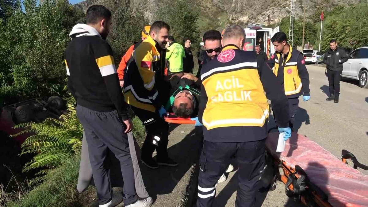 Amasya\'da kontrolden çıkan minibüs takla atıp dereye uçtu, 9 kişi yaralandı