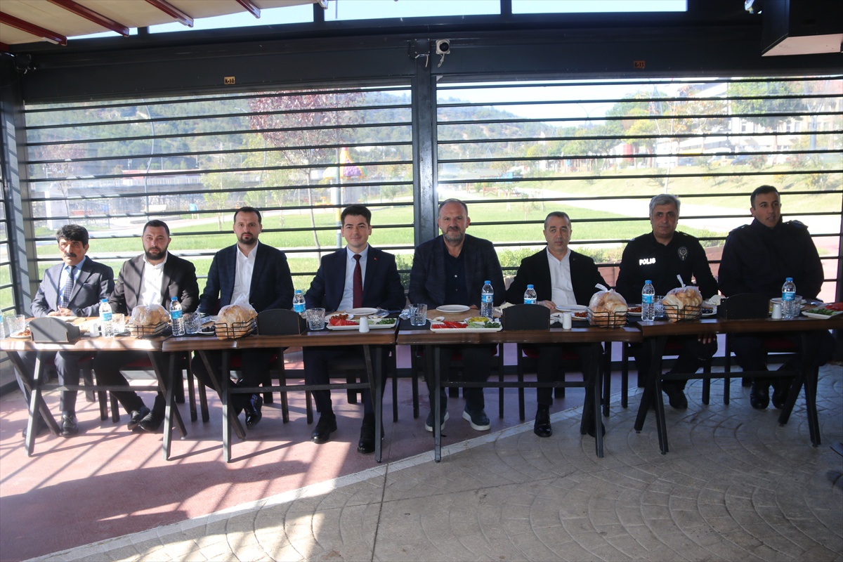 Taşova ve Göynücek\'te 19 Ekim Muhtarlar Günü çelenk töreni ve kahvaltıyla kutlandı