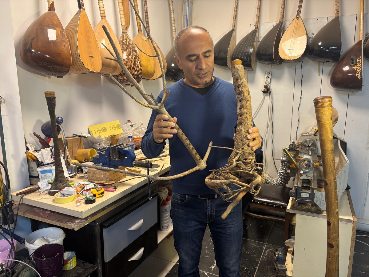 Ankara\'da saz ustası Cengiz Erdoğan, 10 günde 1 metre 35 santimetrelik zurna yaptı