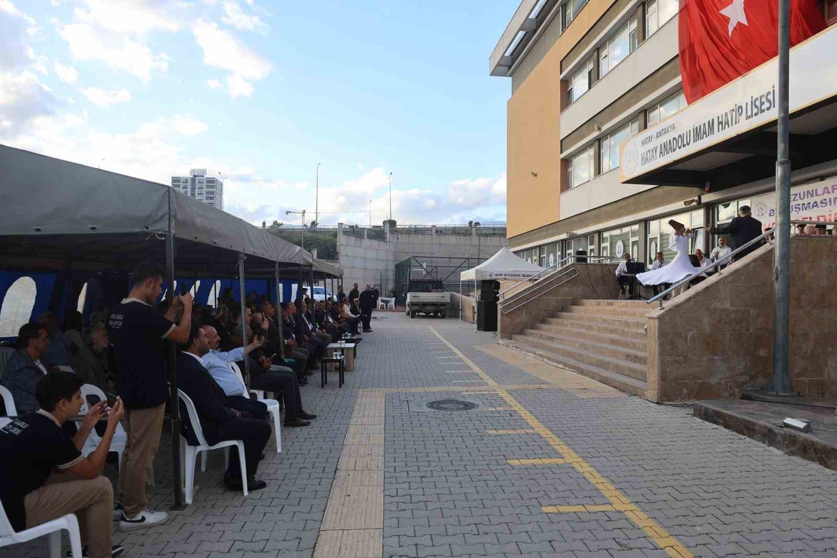 Antakya\'da Hatay Anadolu İmam Hatip Lisesi mezunları 2. buluşmada bir araya geldi