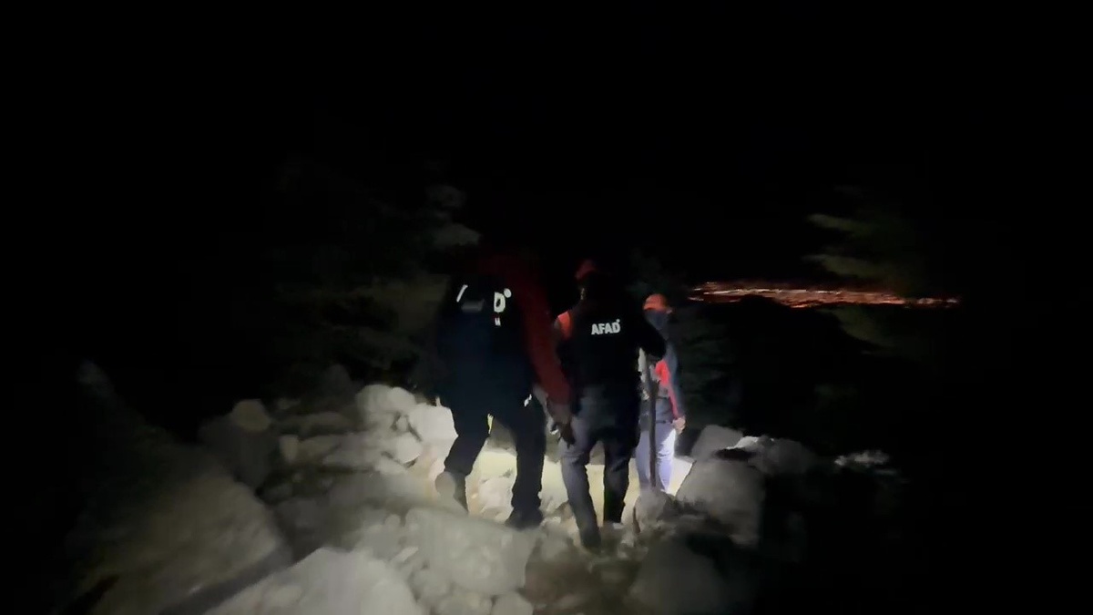 Antalya Konyaaltı\'da mahsur kalan biri yaralı 2 kişiyi JAK ve AFAD 14 saatte kurtardı