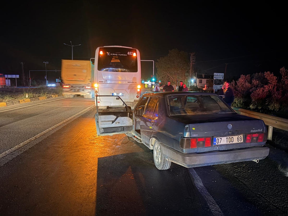 Antalya Manavgat\'ta kırmızı ışıkta otobüse çarpan otomobil sürücüsü ağır yaralandı