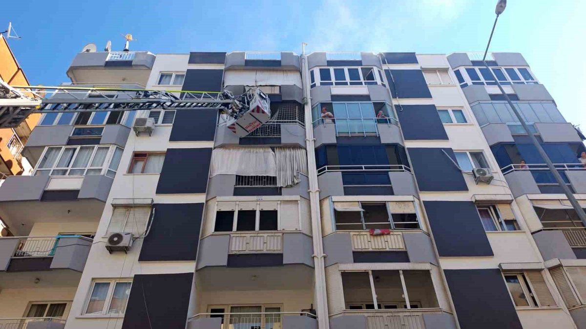 Antalya\'da 5\'inci kattaki dairede yangın çıktı, salon kullanılamaz hale geldi