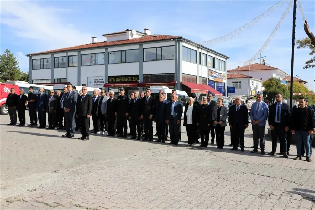 Arguvan\'da 19 Ekim Muhtarlar Günü çelenk sunumu ve Kaymakam ziyaretiyle kutlandı