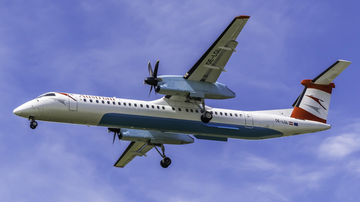Bomba ihbarıyla Sofya\'ya inen Austrian Airlines uçağından 51 yolcu tahliye edildi