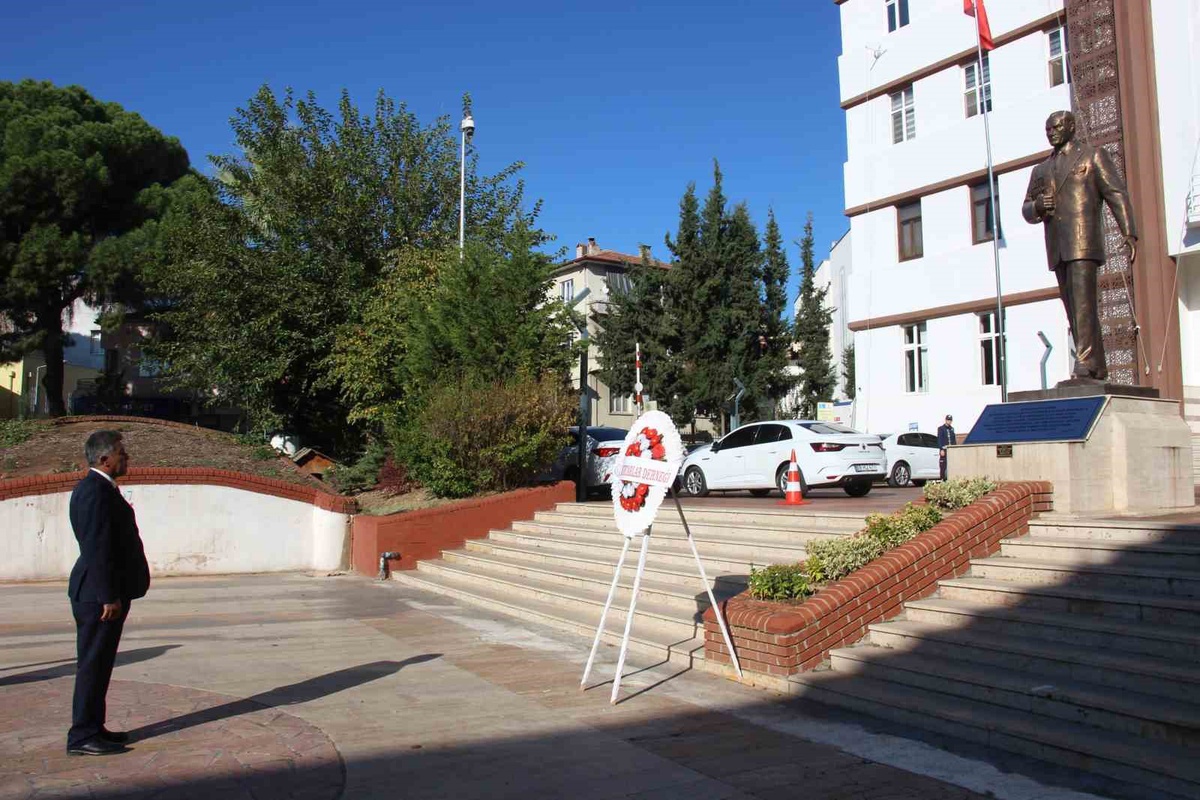 Aydın Efeler\'de Muhtarlar Günü töreni Valilik önünde çelenk sunumuyla başladı