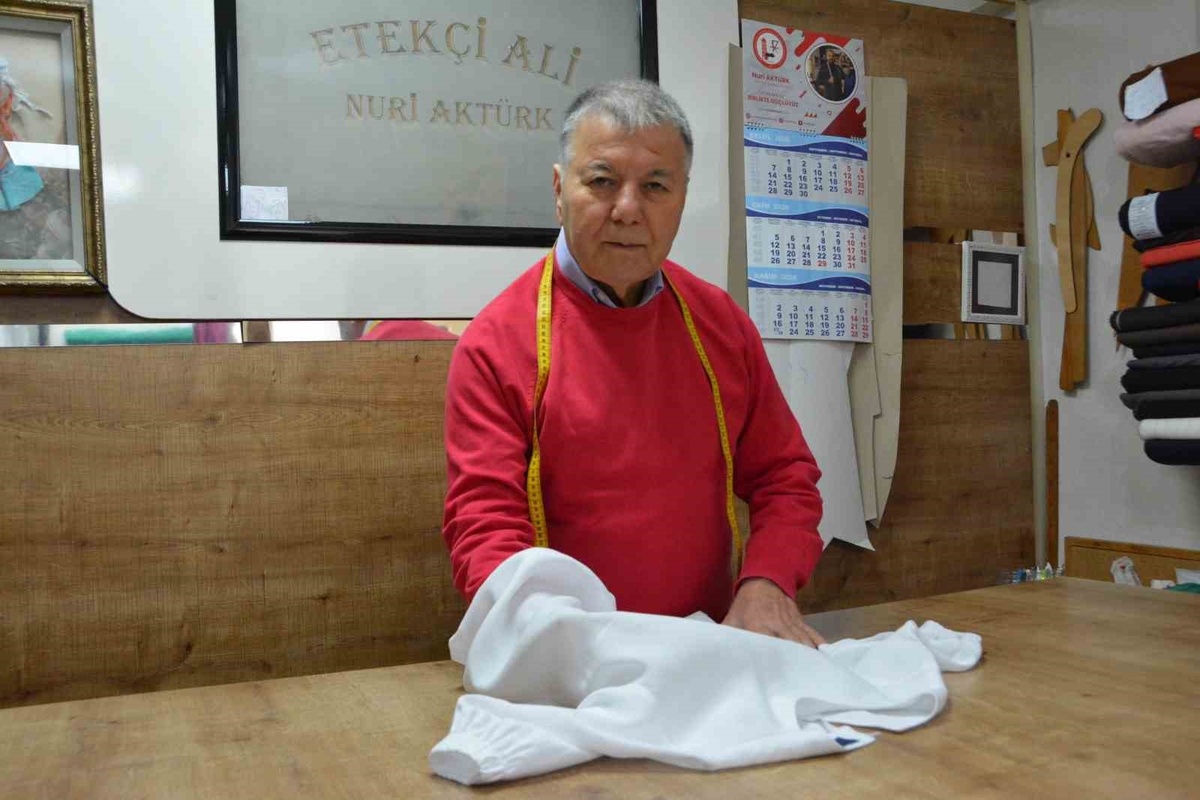 Aktürk ailesi Balıkesir\'de 1965\'ten beri aynı dükkanda terzilik yapıyor