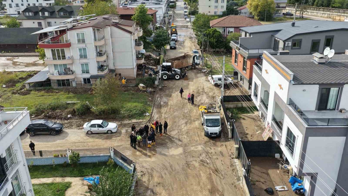 Başiskele\'de sel sonrası temizlik ve onarım çalışmalarına 337 personel katılıyor