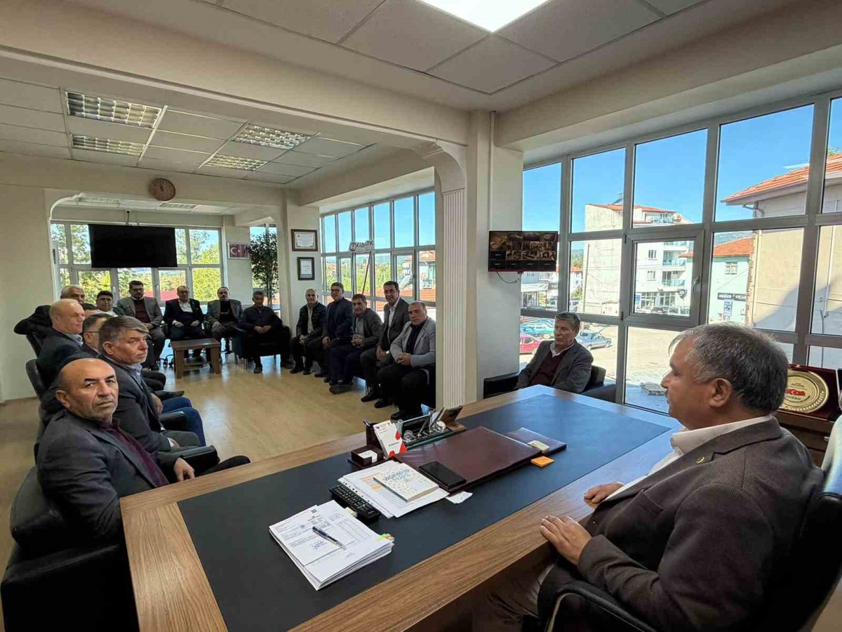Beyağaç Belediye Başkanı Pütün, 15 mahalle muhtarının Muhtarlar Günü\'nü kutladı