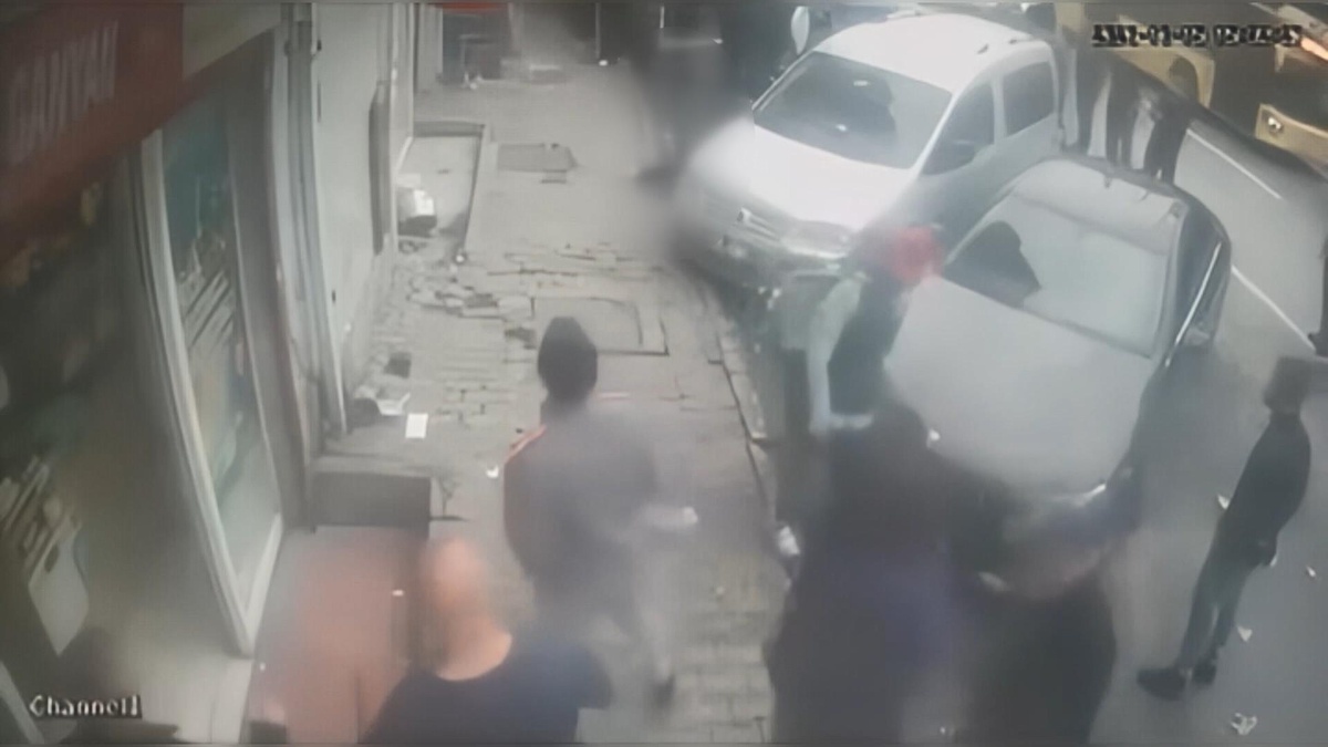 Beyoğlu’nda \'İmdat polis yok mu\' diye bağırdı; çıktığı otel tabelasından düşerek yaralandı
