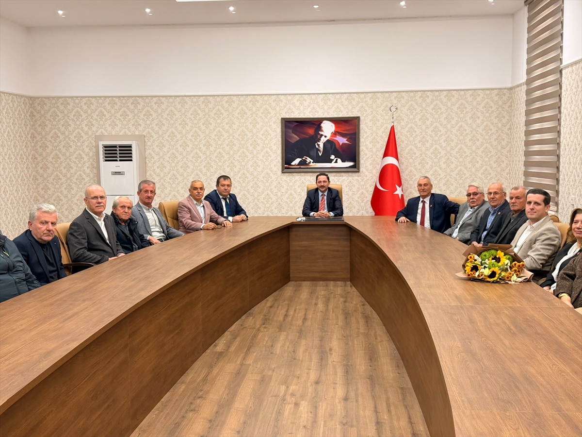 Çanakkale Biga\'da Muhtarlar Günü töreninde Atatürk Anıtı\'na çelenk sunuldu