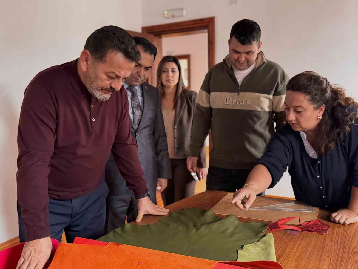 Bilecik Aile ve Sosyal Hizmetler İl Müdürü İlhan ebru yapıp deri işledi
