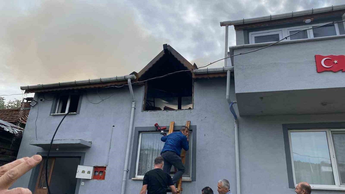 Bilecik Pazaryeri\'nde kaynak kıvılcımı 1 litre benzini tutuşturdu, itfaiye söndürdü