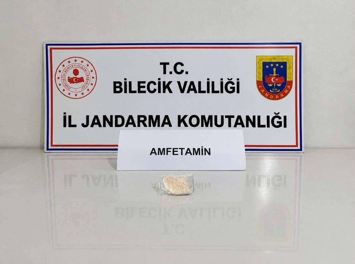 Bilecik Yenipazar\'da jandarmanın durdurduğu araçta 2 gram amfetamin ele geçirildi