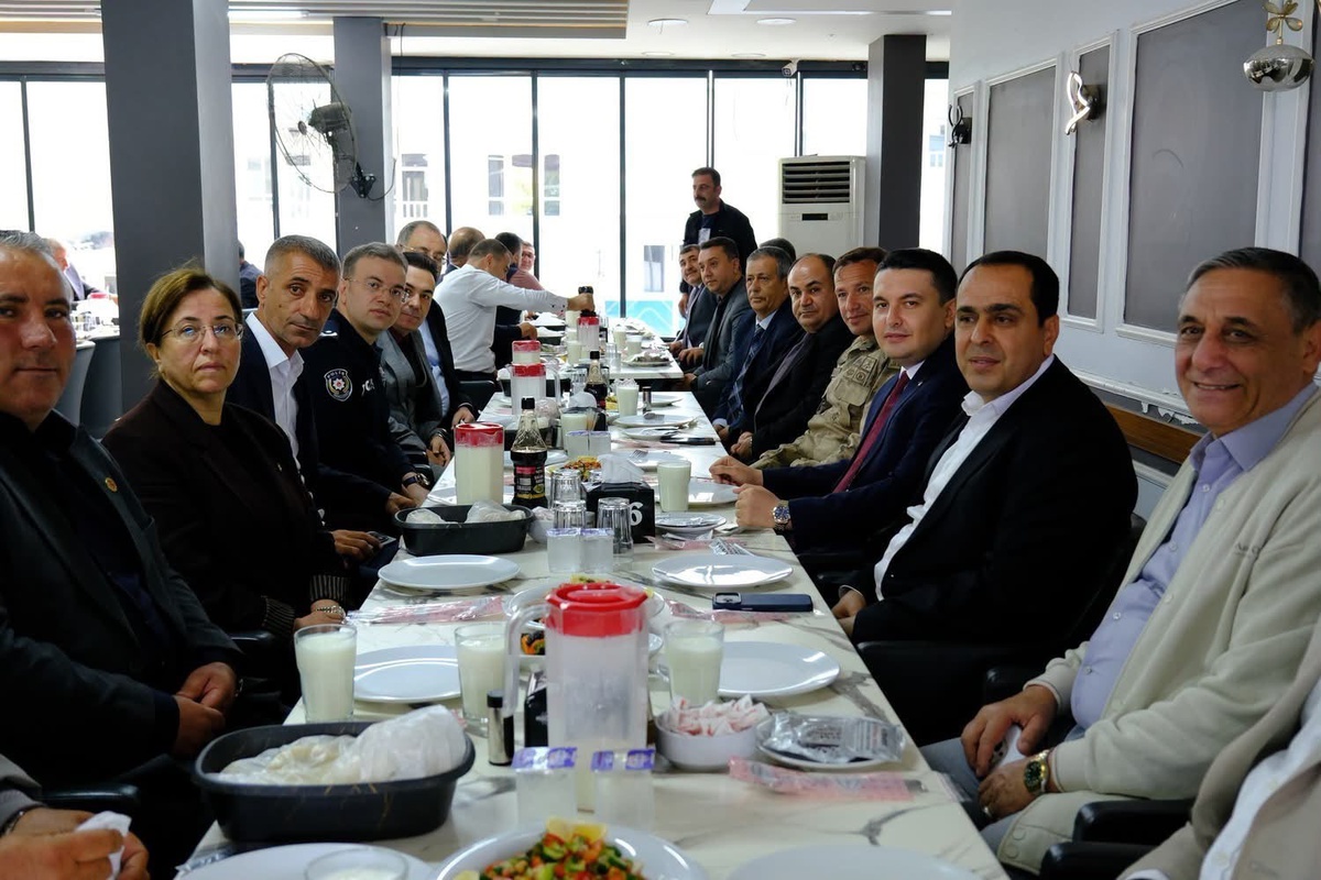 Birecik Belediyesi Muhtarlar Günü\'nde muhtarlar için yemek programı düzenledi