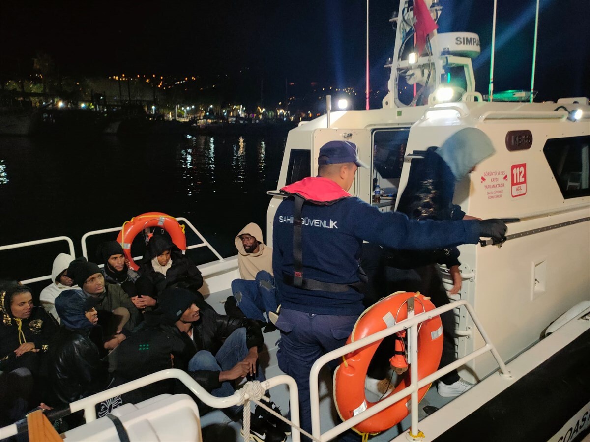 Muğla Bodrum\'da can sallarında 36 kaçak göçmen Sahil Güvenlik ekiplerince kurtarıldı