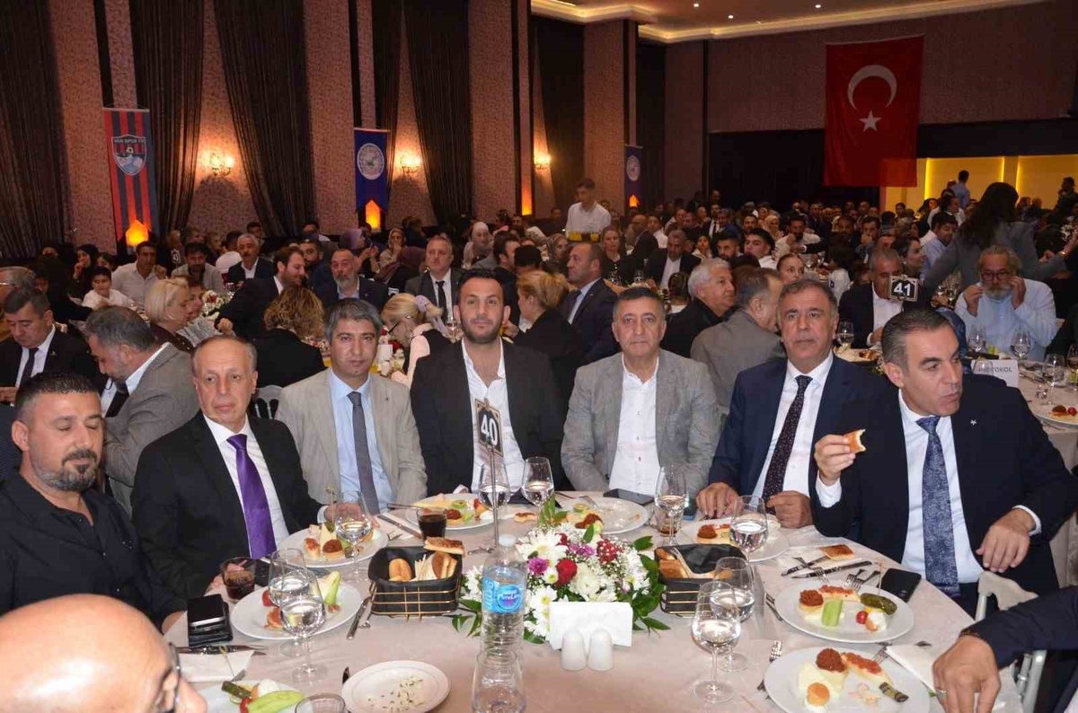 Bodrum\'da Vanlılar Gecesi\'nde farklı partilerden siyasiler ve yüzlerce Vanlı buluştu