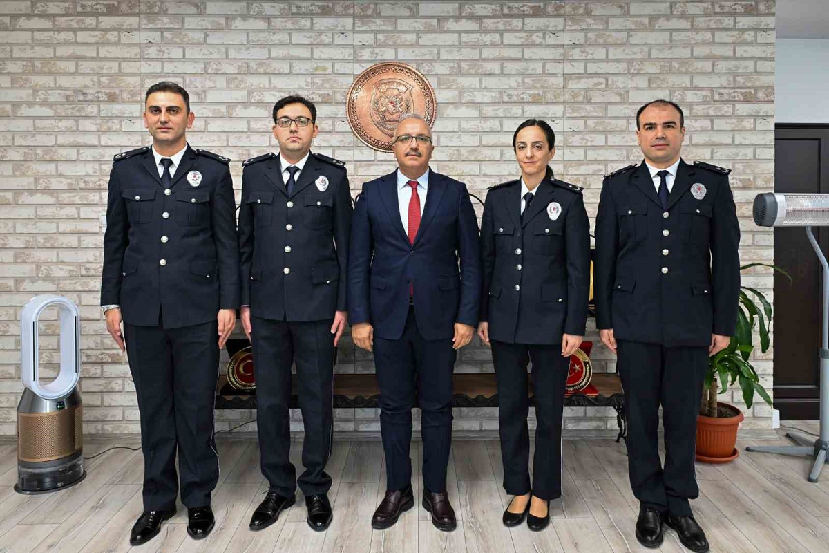 Bolu\'da Emniyet Amirliğine yükselen polislerin rütbelerini İl Müdürü İpar taktı