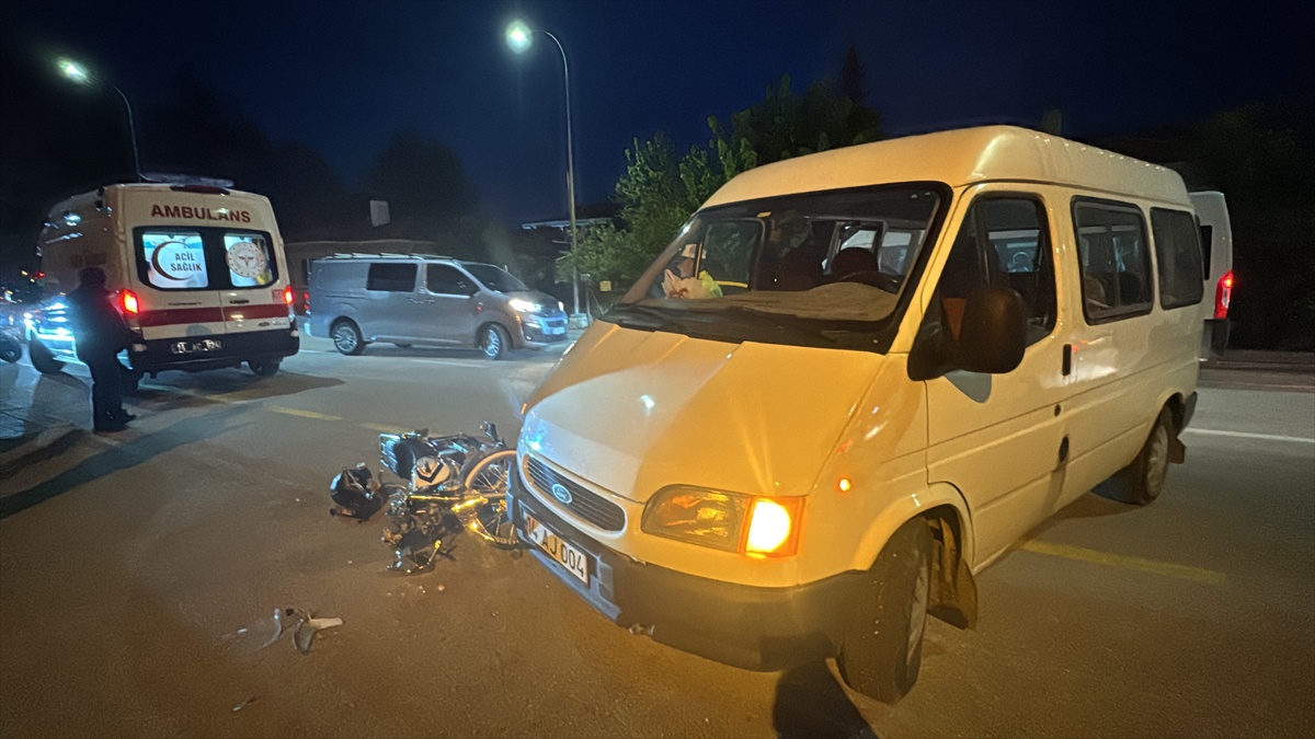 Bolu\'da minibüs motosikletle çarpıştı, 1 yaralı, sürücüye 12 bin 560 lira ceza kesildi
