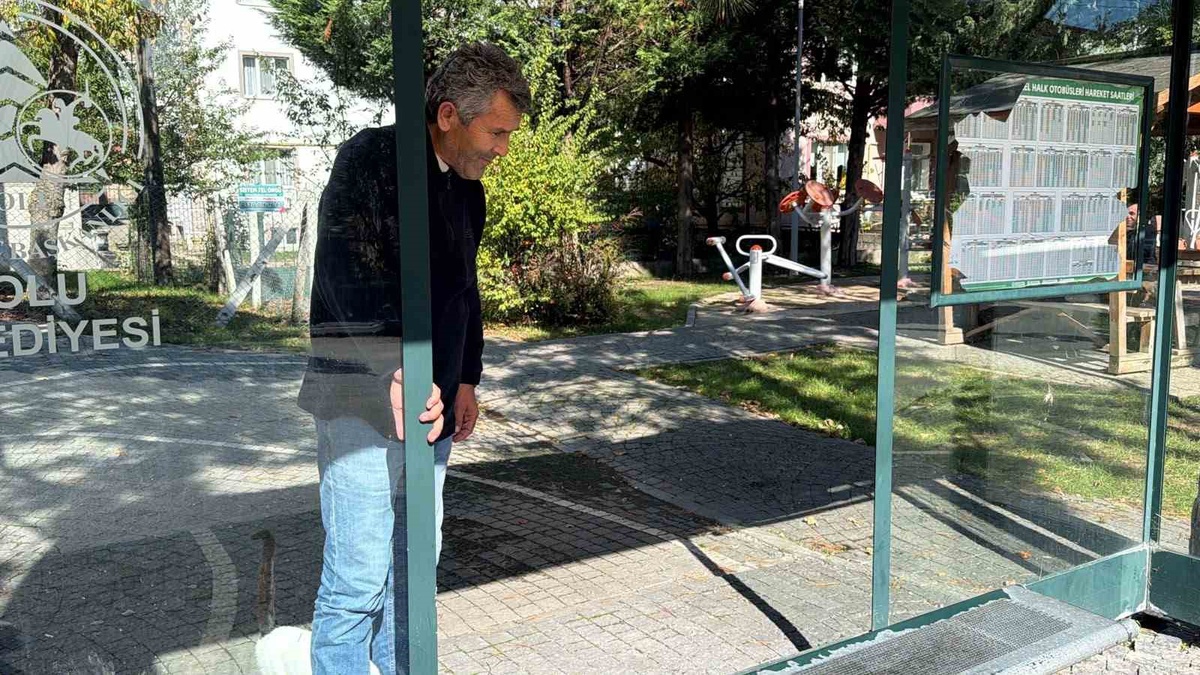 Bolu\'da otobüs durağının camı kırıldı, muhtar kamu malına sahip çıkma çağrısı yaptı
