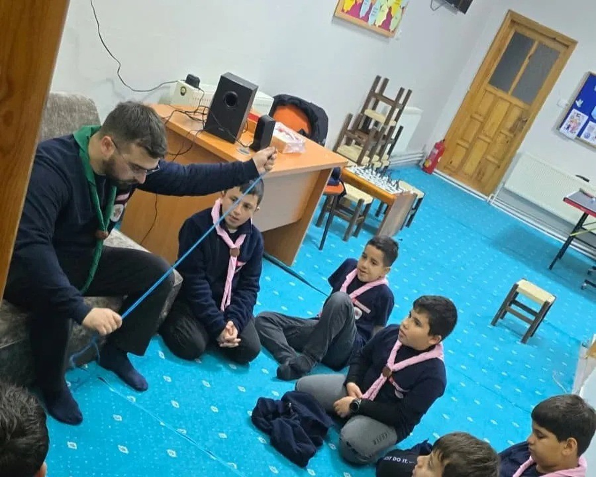 Sinop Boyabat\'ta sabah namazında buluşan izcilere camadan düğümü eğitimi verildi