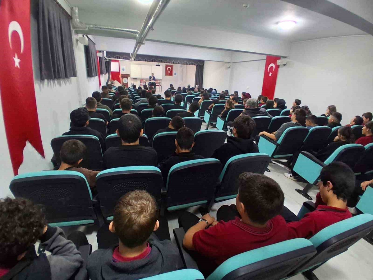 Aydın Bozdoğan\'da imam hatip lisesi öğrencilerine camilerin toplumsal rolü anlatıldı