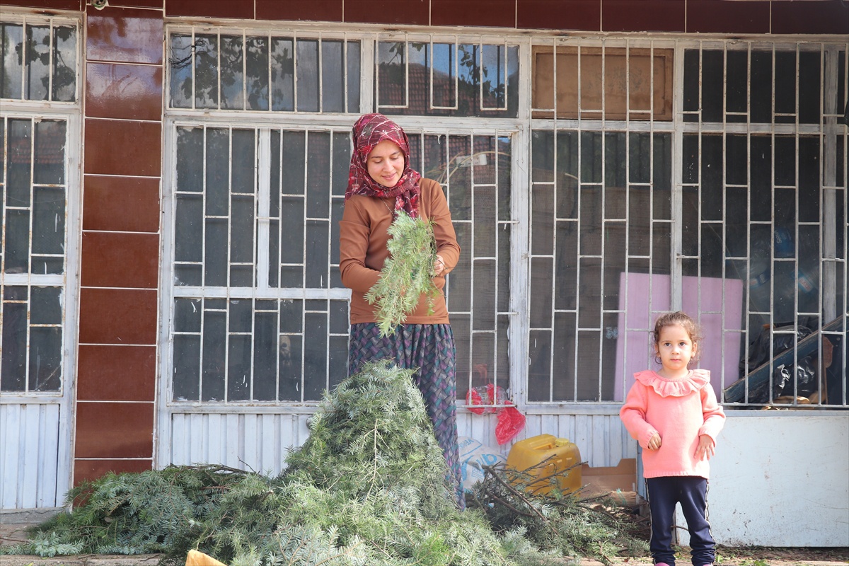 Burdur Kocaaliler\'de 200 evde örülen çelenkler ülkeye 2 milyon avro döviz sağlıyor
