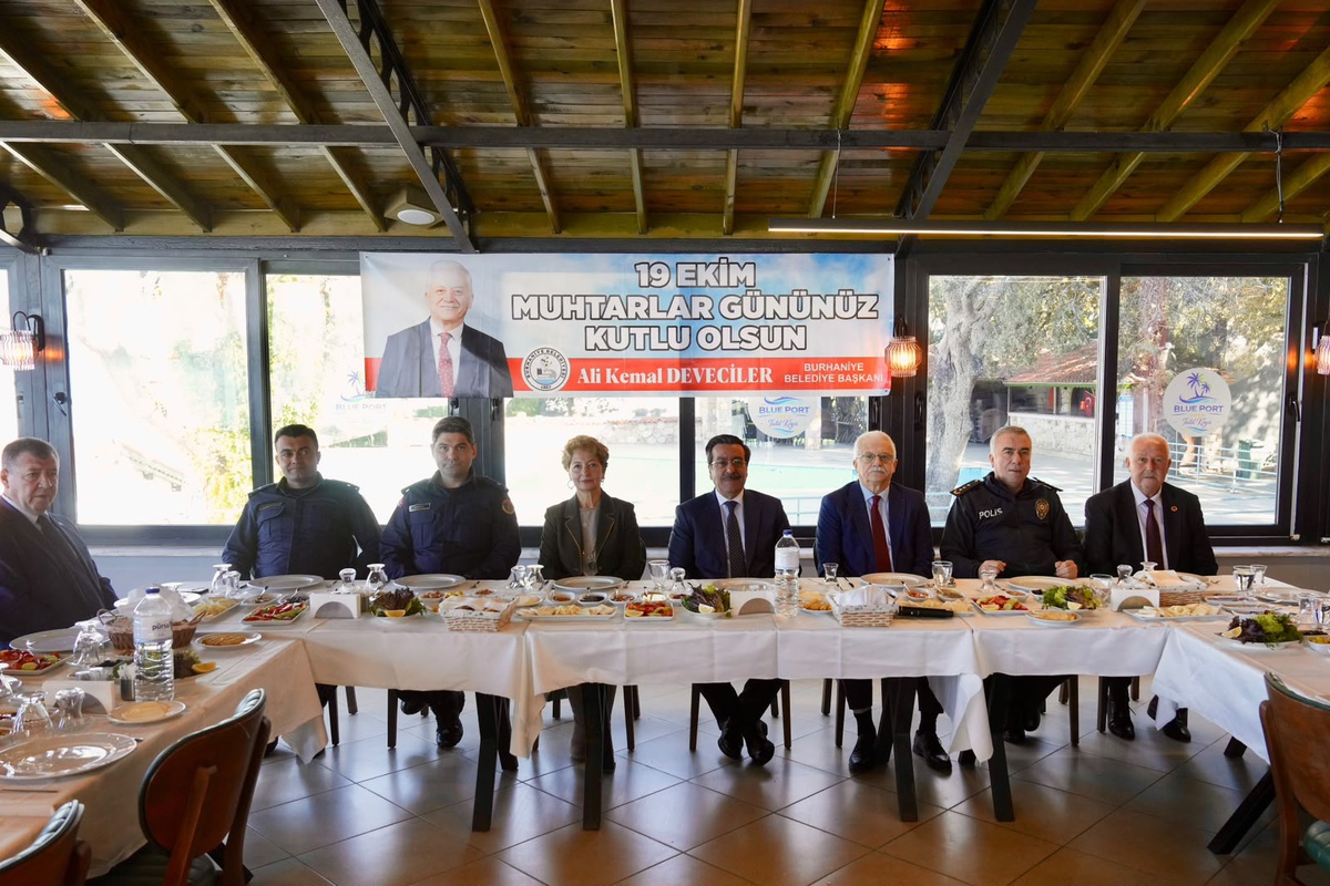 Burhaniye Belediye Başkanı Deveciler, Muhtarlar Günü\'nde muhtarlarla buluştu