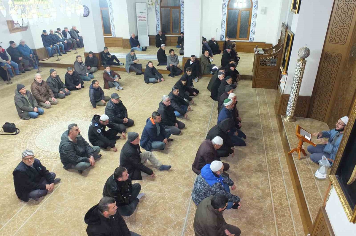 Burhaniye\'de cemaat sabah namazında Mehmet Kocaatlı Camii\'nde buluştu