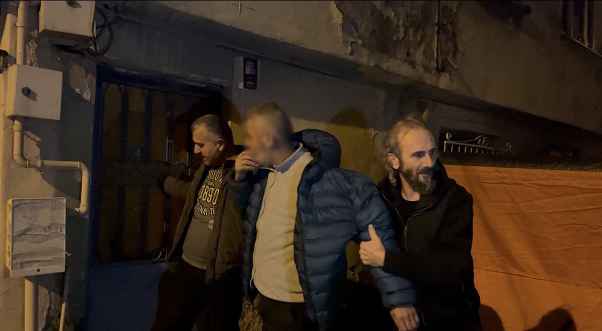 Bursa\'da alkolü fazla kaçıran kişi yaklaşık 10 kez cama çıktı, itfaiye hazır bekledi