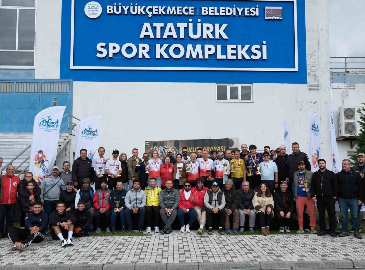 Büyükçekmece\'de 8 kategoride düzenlenen Ali Hüryılmaz Bisiklet Yarışı sona erdi