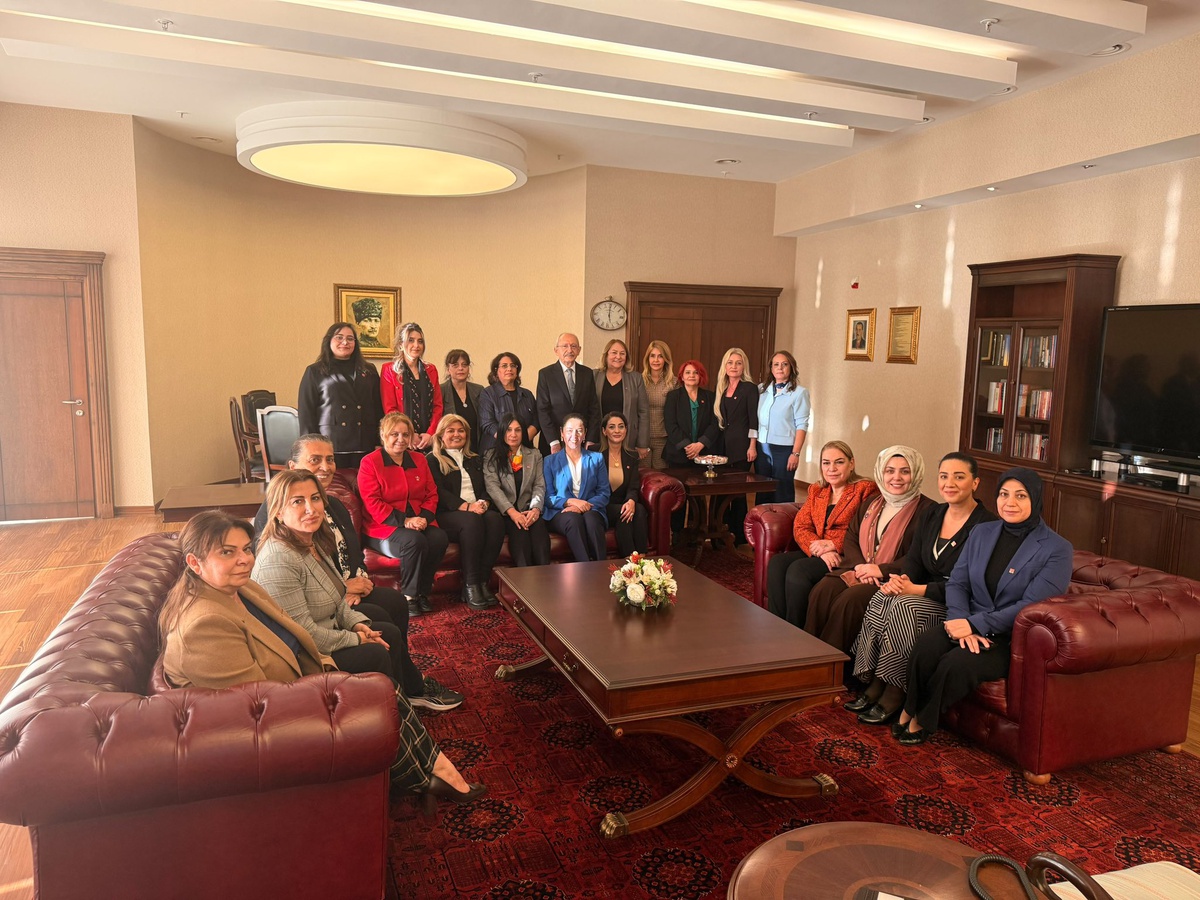 CHP Kadın Kolları Genel Başkanı Gülsever ve MYK üyeleri Kılıçdaroğlu\'nu ziyaret etti