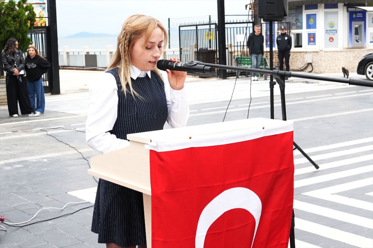 Yalova Çınarcık\'ta 19 Ekim Muhtarlar Günü\'nde iki muhtar Atatürk Anıtı\'na çelenk sundu