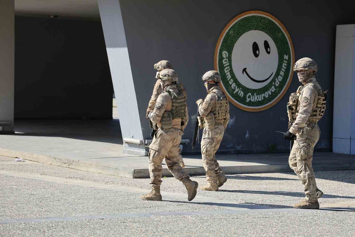 Çukurova Belediyesi\'ne düzenlenen operasyonda 44 şüpheli gözaltına alındı