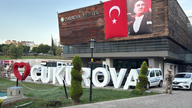 Çukurova Belediyesi'ne jandarma operasyonu! Eski başkan dahil çok sayıda gözaltı var