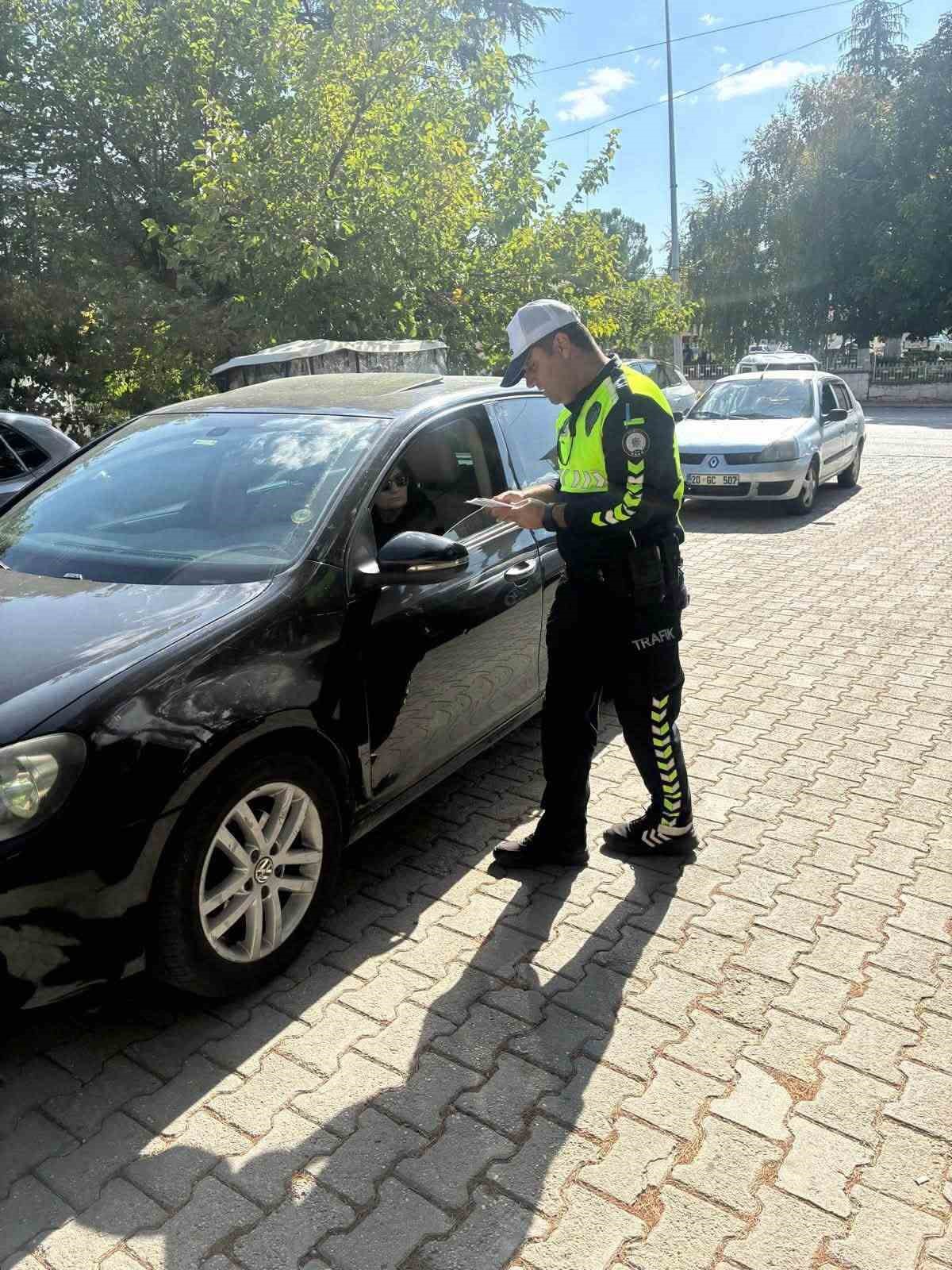Çal\'da polis vatandaşlara trafik ve dolandırıcılık uyarısı yaptı, broşür dağıttı