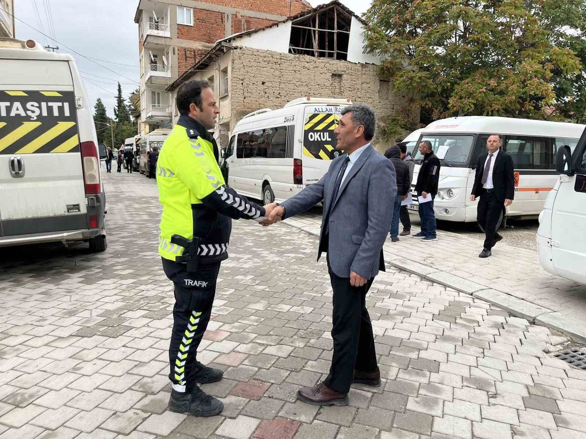 Denizli Çivril\'de okul servisleri emniyet ve jandarma trafik ekiplerince denetlendi