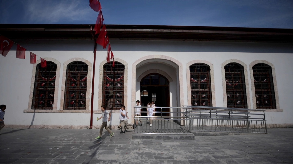 Osmaniye\'de 115 yıllık Yedi Ocak İlkokulu restorasyonla 21 sınıfta eğitime başladı